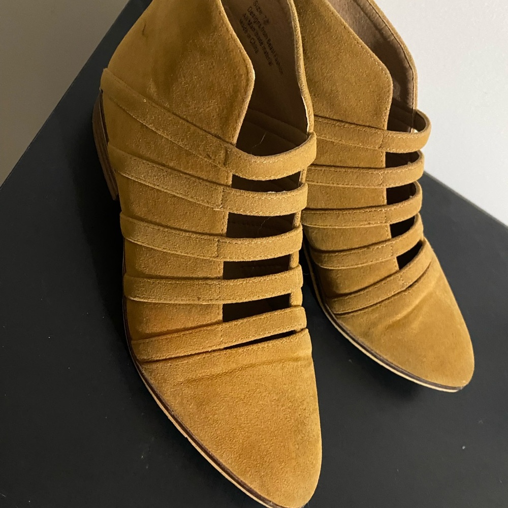Tan Booties👢 - Picture 2 of 3
